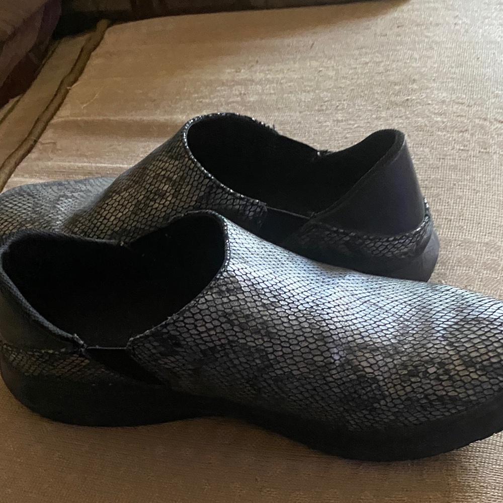 Infinity Textured Black and grey snake skinSlip-On clogs. Back folds up or down - Picture 7 of 9